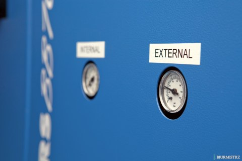 Taśma poliestrowa RHINO trwała 9mm czarna na białym 18482 DYMO